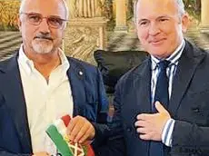 Il passaggio di testimone tra il neo-sindaco Guido Nardini (a sinistra) con l’ex Fabio Marchetti