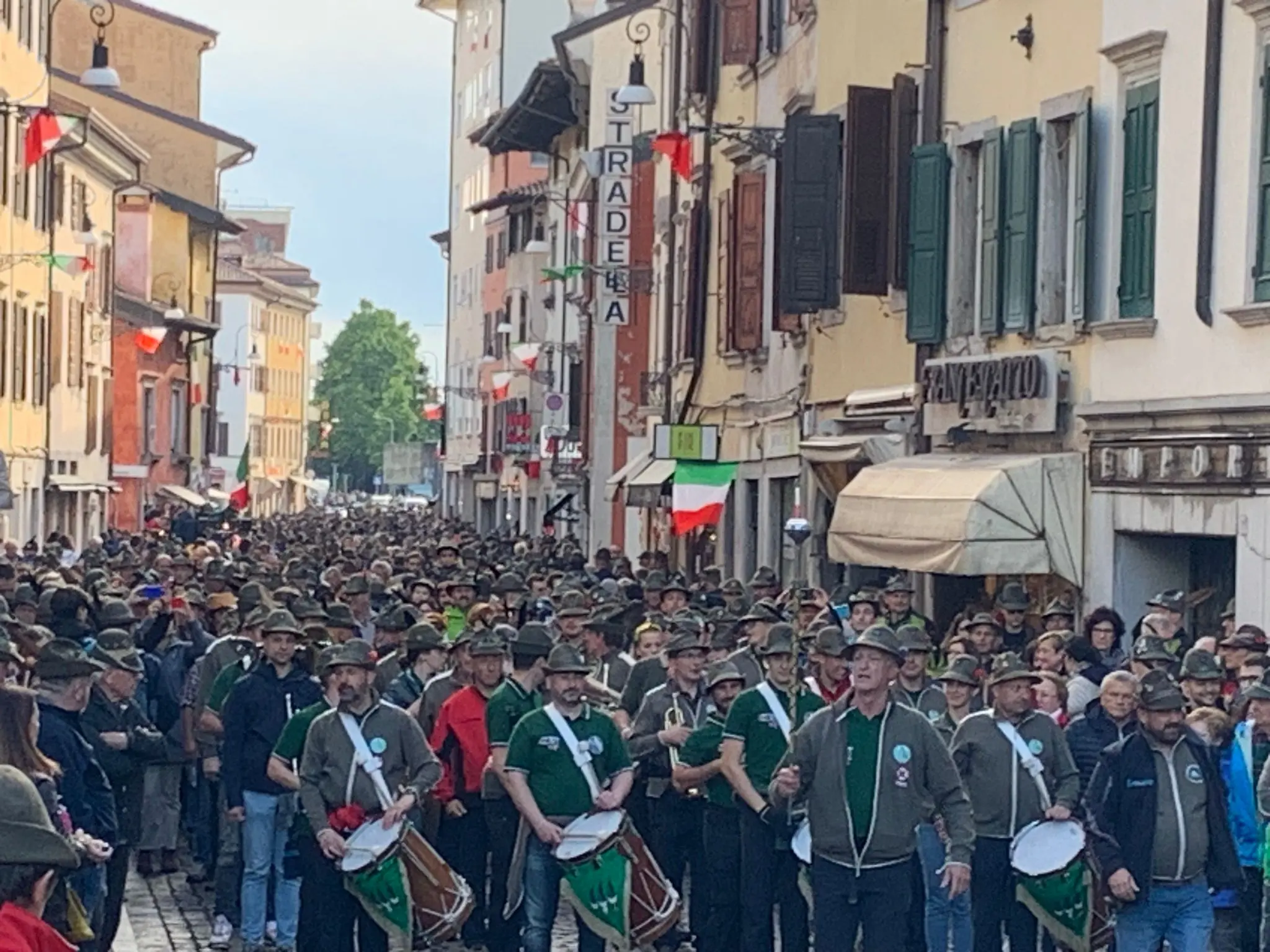 La pioggia non ha scoraggiato le migliaia e migliaia di persone arrivate a Udine per partecipare alla 94esima Adunata nazionale degli alpini che si tiene in città fino a domenica 14 maggio. Ecco le vie del centro invase da penne nere e cittadini