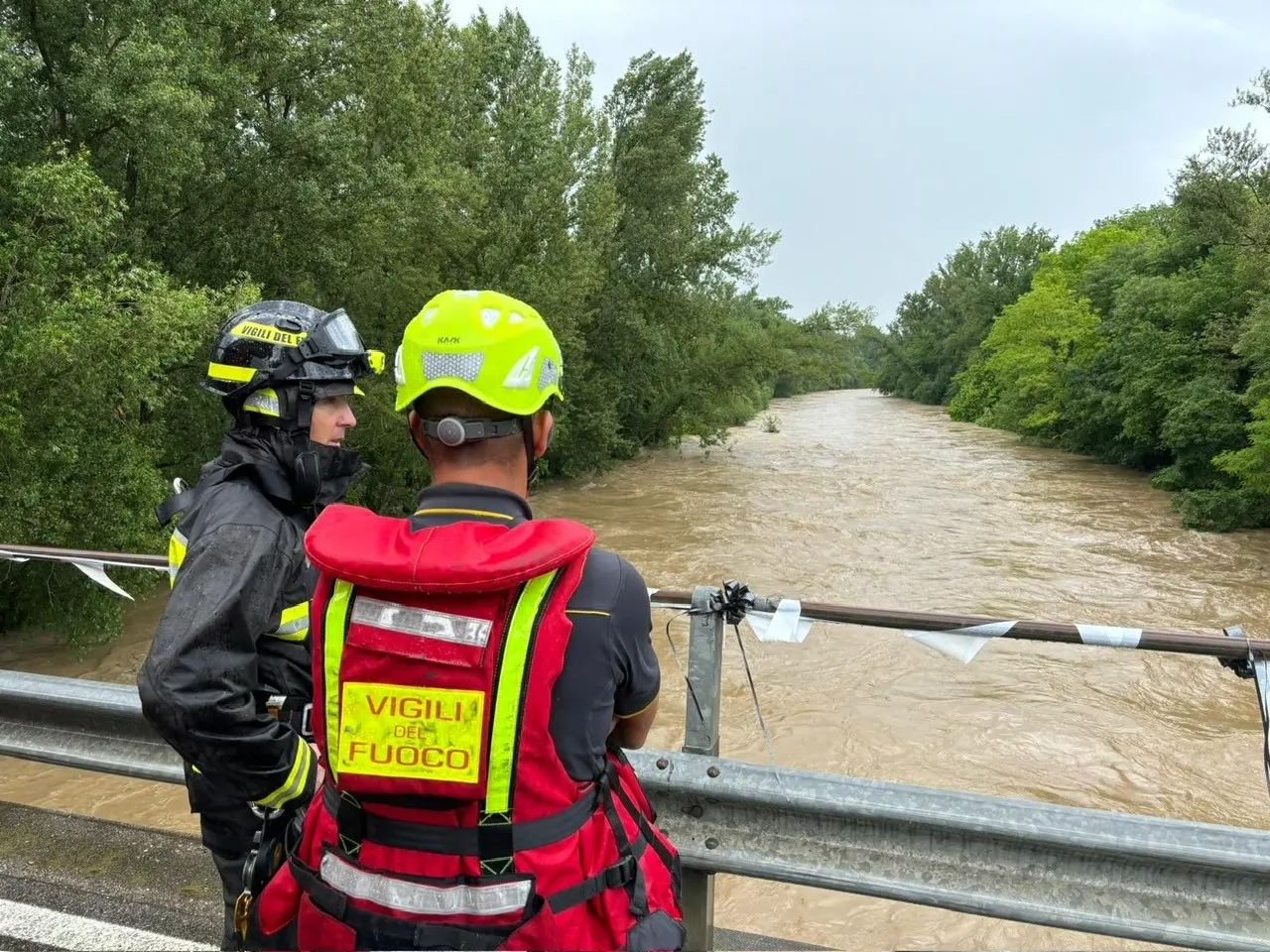 Decine di persone sono coinvolte nella ricerca dei tre giovani trascinati via dalla corrente del fiume Natisone. Si trovavano su un isolotto al centro del corso d'acqua quando sono stati sorpresi dall'innalzamento del livello dell'acqua