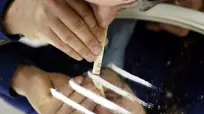 Un ragazzo sniffa di cocaina in una foto d'archivio. Tecniche sempre più sofisticate per nasconderla e spacciarla, consumi al galoppo e un raddoppio in un anno dei decessi: la cocaina continua ad essere, dopo la cannabis, la droga più amata dagli europei. Secondo la Relazione 2010 sull'evoluzione del fenomeno della droga in Europa, presentata oggi dall'Agenzia europea delle droghe (Oedt) a Lisbona e in contemporanea a Roma, nel 2008 i decessi collegati al consumo di "polvere bianca" sono raddoppiati, passando da 500 a mille. ANSA / FRANCO SILVI