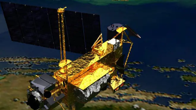 La rappresentazione artistica del satellite che sta puntando verso la Terra e che venerdì brucerà nell'atmosfera.I pezzi del satellite della Nasa potrebbero cadere sull'Italia tra le 19.15 di domani e le 5 di sabato. E' questa la 'fascia' di allarme individuata dagli scienziati che hanno partecipato questa mattina al Comitato operativo della Protezione civile. In particolare al momento sono due le possibili finestre di caduta: la prima tra le 21.25 e le 22.03 del 23 e la seconda tra le 3.34 e le 4.12 del 24. ANSA/NASA +++EDITORIAL USE ONLY - NO SALES+++