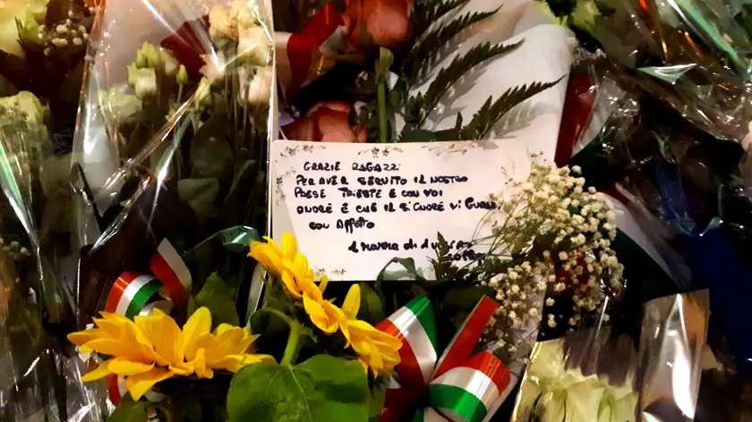 Migliaia di fiori e decine di messaggi e lumini lasciati all'ingresso dell'edificio, Trieste, 05 ottobre 2019. ANSA/CRISTIANA MISSORI