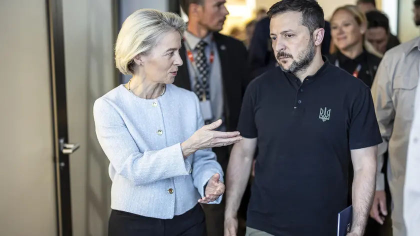 epa11415294 Ursula Von der Leyen, President of the European Commission, (L) speaks to Ukrainian President Volodymyr Zelensky during the Summit on Peace in Ukraine in Stansstad near Lucerne, Switzerland, 16 June 2024. International heads of state gathered on 15 and 16 June at the Buergenstock Resort in central Switzerland for the two-day Summit on Peace in Ukraine. EPA/MICHAEL BUHOLZER / POOL EDITORIAL USE ONLY EDITORIAL USE ONLY