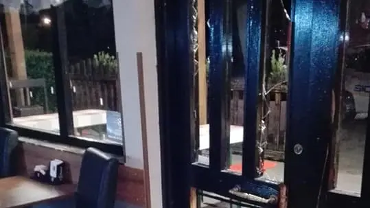 La porta del bar da Teto sfondata dai ladri