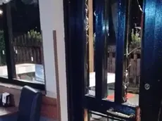 La porta del bar da Teto sfondata dai ladri