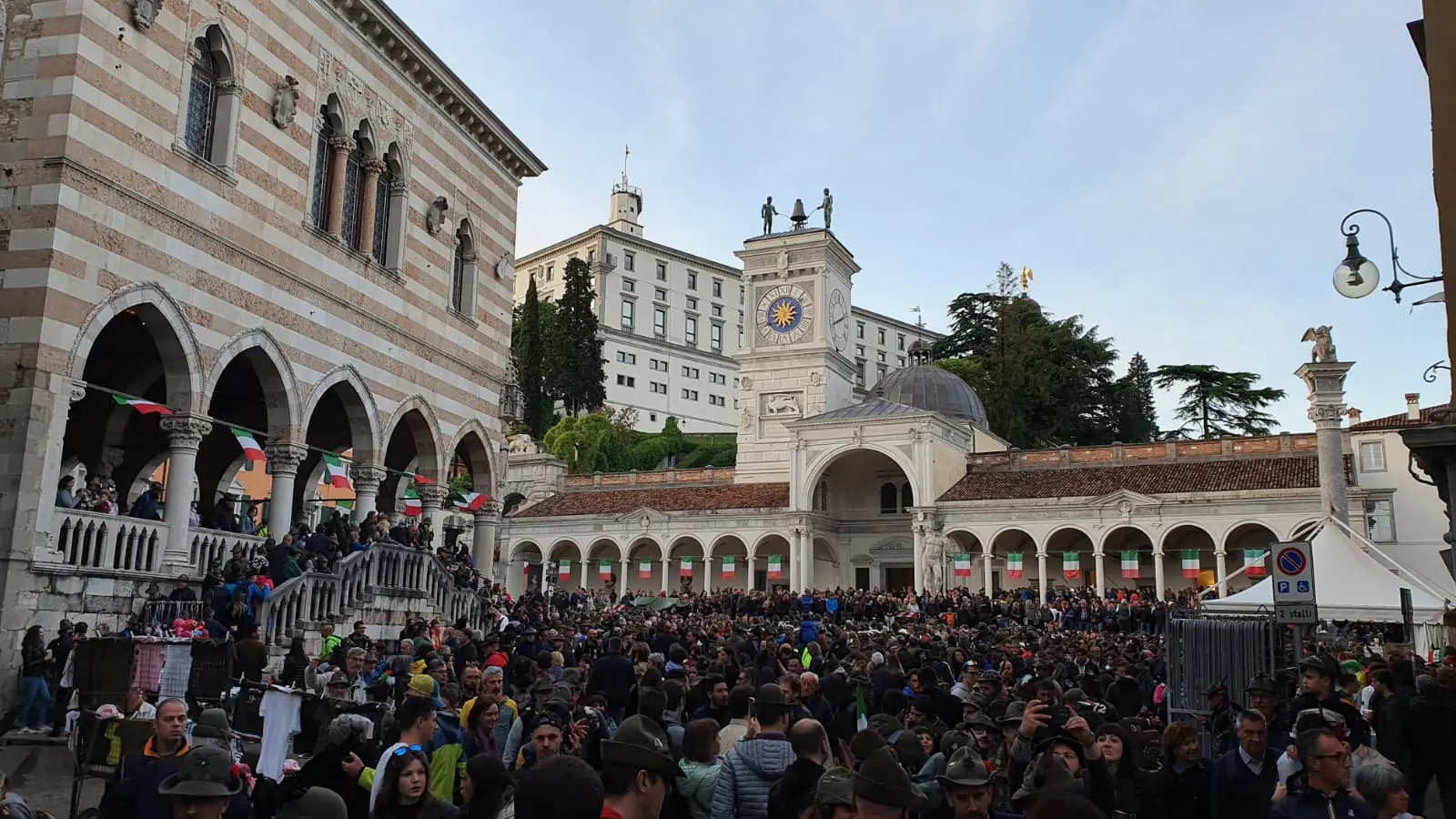 La pioggia non ha scoraggiato le migliaia e migliaia di persone arrivate a Udine per partecipare alla 94esima Adunata nazionale degli alpini che si tiene in città fino a domenica 14 maggio. Ecco le vie del centro invase da penne nere e cittadini