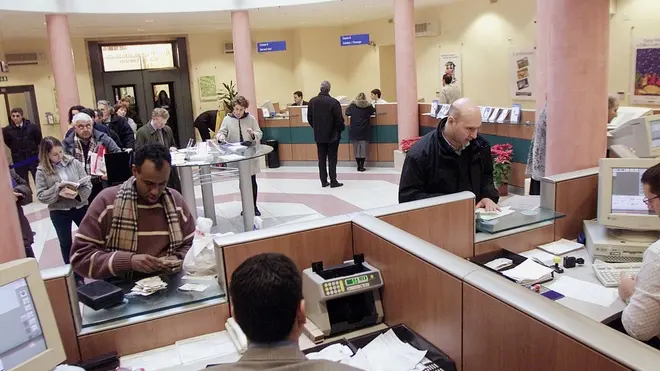 20041108 - ROMA - ECO - BANCHE: ADUSBEF,DOVRANNO RESTITUIRE 20-30 MLD PER ANATOCISMO - Un'immagine d'archivio che mostra un'operazione di sportello in un'agenzia di banca. Le banche italiane dovranno restituire tra i 20 e i 30 miliardi di euro ai correntisti per aver praticato l'anatocismo, ovvero la capitalizzazione trimestrale degli interessi sui prestiti annualizzando quella sui depositi. E' quanto annuncia l'Adusbef in una nota precisando che questo avverra' in virtu' di una sentenza (la n.21095 del 4 novembre) delle sezioni unite della Corte di Cassazione. MAURIZIO BRAMBATTI/ANSA-ARCHIVIO/TO