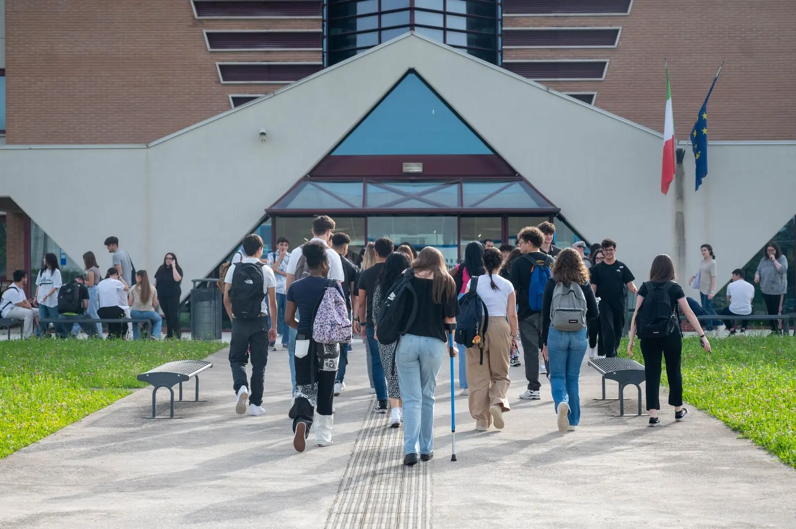 Il giorno della prima prova della Maturità è arrivato. In Friuli Venezia Giulia all’appuntamento con l’Esame di Stato sono attesi 9 mila 484 studenti, di cui 253 iscritti nelle scuole paritarie e 181 esterni. Ecco gli studenti fuori dalle scuole prima di accedere alla prima prova (Foto Petrussi/Brisotto)