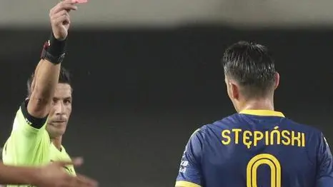 Referee Gianluca Manganiello shows the red card to Hellas Verona's Mariusz Stepinski during the Italian Serie A soccer match Hellas Verona FC vs AC Milan at the Marcantonio Bentegodi stadium in Verona, Italy, 15 September 2019. ANSA/FILIPPO VENEZIA