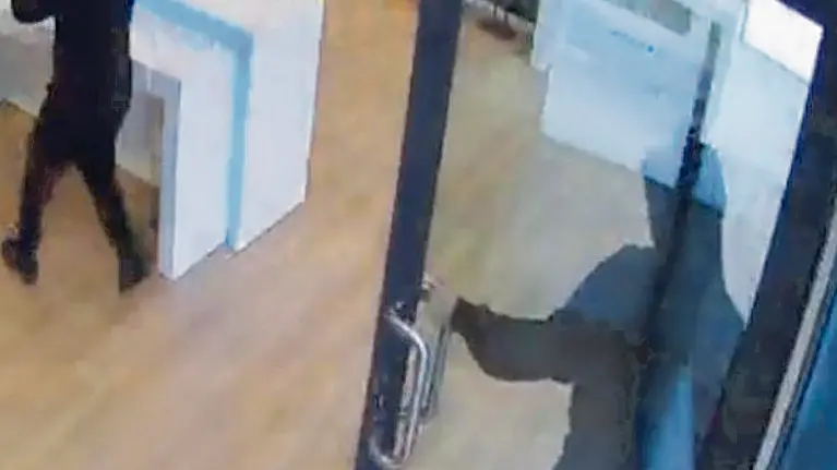 Un fermo immagine della telecamera del negozio con i ladri in azione
