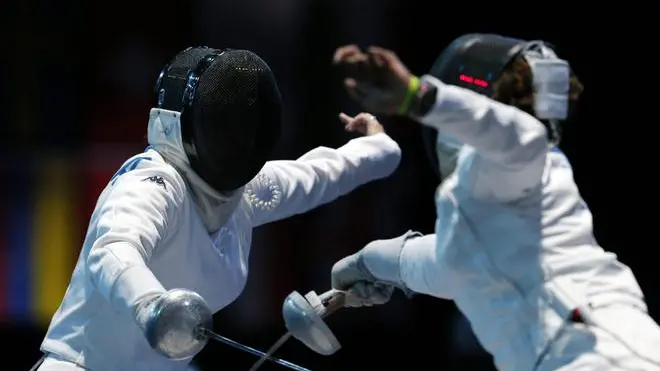 epa03326582 Mara Navarria of Italy (L) competes against Maya Lawrence of the US (R) during the London 2012 Olympic Games Women's Epee Individual Fencing competition at the Excel Centre, London, Britain, 30 July 2012. EPA/JONATHAN BRADY