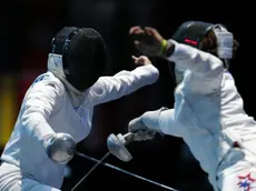 epa03326582 Mara Navarria of Italy (L) competes against Maya Lawrence of the US (R) during the London 2012 Olympic Games Women's Epee Individual Fencing competition at the Excel Centre, London, Britain, 30 July 2012. EPA/JONATHAN BRADY