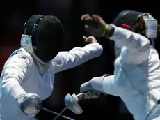 epa03326582 Mara Navarria of Italy (L) competes against Maya Lawrence of the US (R) during the London 2012 Olympic Games Women's Epee Individual Fencing competition at the Excel Centre, London, Britain, 30 July 2012. EPA/JONATHAN BRADY