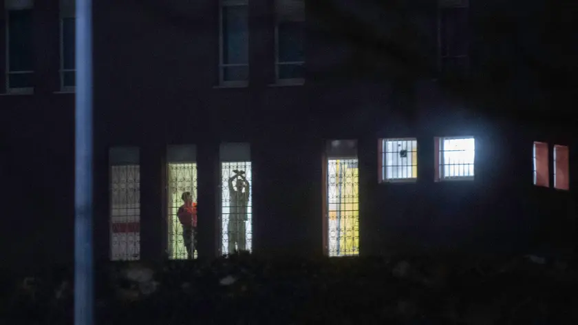 Disordini e incendi appiccati al interno del carcere minorile Beccaria dopo la fuga di alcuni detenuti avvenuta nel pomeriggio. Sono quattro gli agenti di Polizia penitenziaria portati in ospedale dopo essere rimasti intossicati. Polizia Di stato/vigli del fuoco e personale medico sul posto, Milano, 25 Dicembre, Andrea Fasani, Ansa