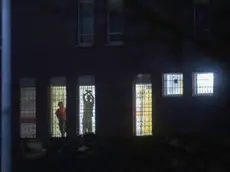 Disordini e incendi appiccati al interno del carcere minorile Beccaria dopo la fuga di alcuni detenuti avvenuta nel pomeriggio. Sono quattro gli agenti di Polizia penitenziaria portati in ospedale dopo essere rimasti intossicati. Polizia Di stato/vigli del fuoco e personale medico sul posto, Milano, 25 Dicembre, Andrea Fasani, Ansa