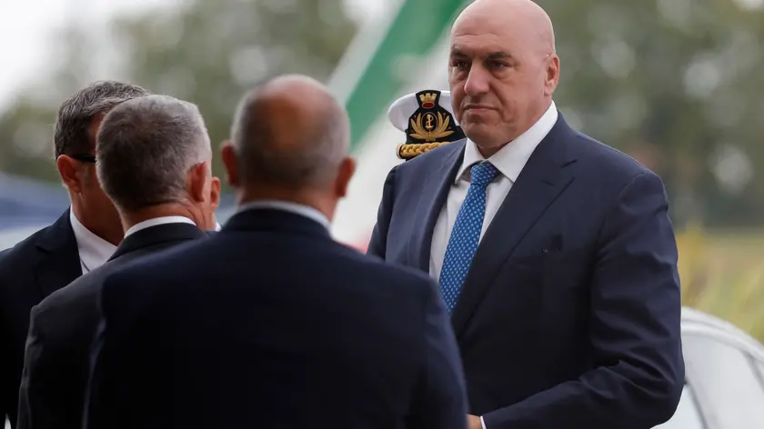 Il ministro della Difesa Guido Crosetto durante la cerimonia di bentornato alla pattuglia acrobatica delle Frecce Tricolori dell'Aeronautica Militare Italiana dal tour in Nord America, presso la base aerea di Istrana,Treviso, 12 settembre 2024. ANSA/GIUSEPPE LAMI /////////// Italian Minister of Defence Guido Crosetto during the welcome back ceremony of the Frecce Tricolori aerobatic team of the Italian Air Force from their tour in North America, at the Istrana air base, Treviso, in Italy, 12 September 2024. ANSA/GIUSEPPE LAMI