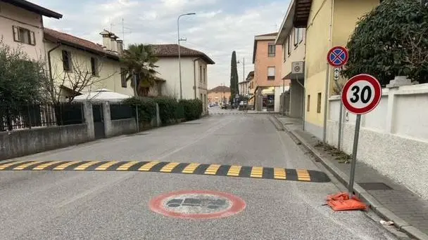 Un tratto di via Veneto, a Cussignacco, con i dissuasori installati in vista dei lavori per la messa in sicurezza della strada