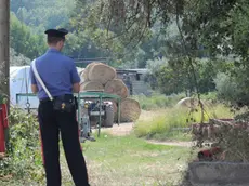 Carabinieri nei pressi del luogo in cui una bimba di 3 anni e' morta dopo essere stata travolta da una balla di fieno, oggi 12 agosto 2010 a Giungano, nel Salernitano. La tragedia e' avvenuta intorno a mezzogiorno in una piccola azienda agricola a conduzione familiare, in localita' San Giuseppe. Secondo una prima ricostruzione dei fatti, al momento della tragedia una persona, a bordo di un trattore, stava scaricando alcune grosse ''rotoballe'' di fieno da un camion. Due di esse, sarebbero improvvisamente cadute dal camion finendo a terra e travolgendo la bimba. Trasportata all'ospedale civile di Agropoli, la bambina e' morta subito dopo il ricovero a causa delle gravi ferite riportate. ANSA/PASQUALE STANZIONE