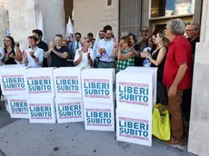 La consegna delle firme sotto il palazzo della Regione (Lasorte)