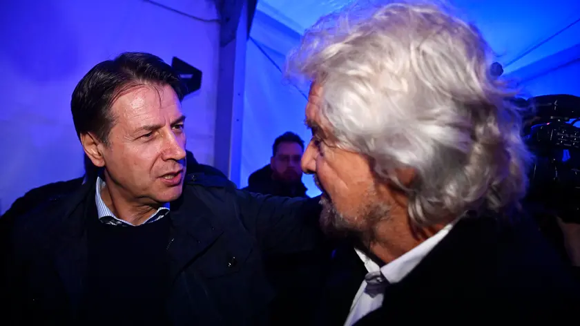 Il fondatore del M5S, Beppe Grillo, con il presidente del movimento Giuseppe Conte all'evento sull'intelligenza artificiale organizzato dal M5S a Roma, 18 novembre 2023. ANSA/RICCARDO ANTIMIANI