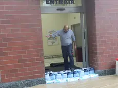 Persone in difficoltà a causa dell'esondazione del fiume Seveso avvenuta dopo che un violento temporale si è abbattuto la scorsa notte su Milano e sulla Brianza, 31 ottobre 2023. Alcune zone della città sono allagate. ANSA / Paolo Salmoirago People in difficulty because of the flooding of the river Seveso occurred after a violent storm hit last night in Milan and Brianza, Italy, 31 October 2023. Some areas of the city are flooded. ANSA / Paolo Salmoirago