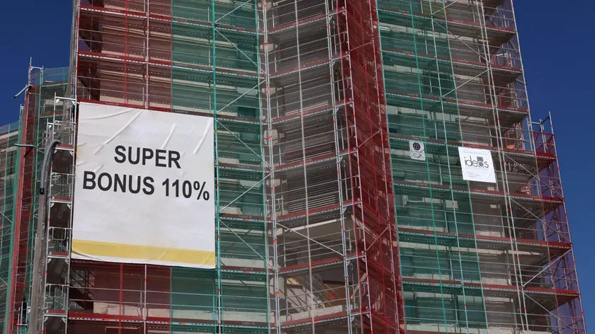 BONUS EDILIZIO RISTRUTTURAZIONI INCENTIVI DETRAZIONI FISCALI MANUTENZIONI EDIFICI ABITATIVI SUPERBONUS PONTEGGI IMPALCATURE