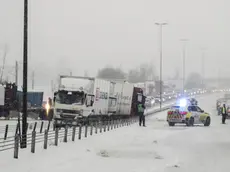 epa07289352 Heavy snow weather in the Oslo area, Norway, 16 January 2019, as traffic chaos was reported on the roads from Oslo to Gardermoen Airport. EPA/HEIKO JUNGE NORWAY OUT