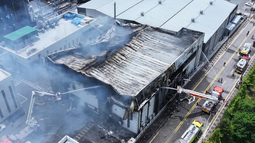 epa11433761 Firefighters try to put out a fire at a primary lithium battery factory in Hwaseong, South Korea, 24 June 2024. The fire reportedly left a worker dead, three injured, and 21 others unaccounted for. EPA/YONHAP SOUTH KOREA OUT