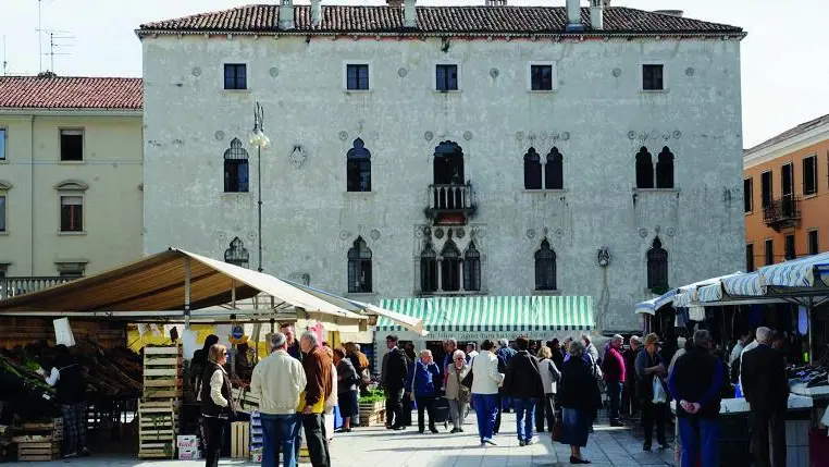Udine 12 Aprile 2011. Mercato in Piazza XX Settembre. Telefoto Copyright PFP