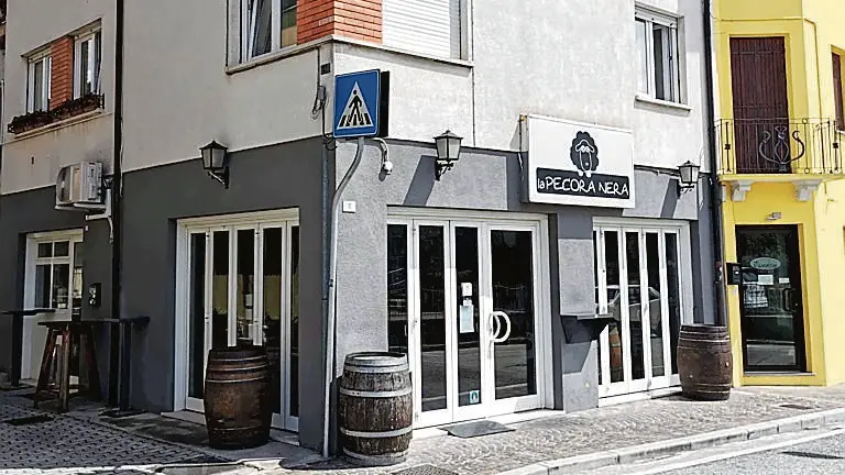 La rissa all'esterno del bar La Pecora Nera di Tricesimo