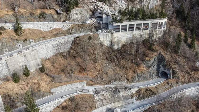 La strada che porta al passo di Monte Croce Carnico bloccata dalla frana da tre mesi