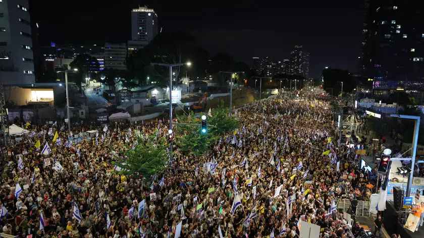epa11591895 People take part in a protest calling for a ceasefire and for the release of Israeli hostages held by Hamas in Gaza, near the Kirya in Tel Aviv, Israel, 07 September 2024. According to a statement by the Israeli Government Press Office, 97 Israeli hostages remain in captivity in the Gaza Strip, including bodies of 33 confirmed dead. EPA/ABIR SULTAN