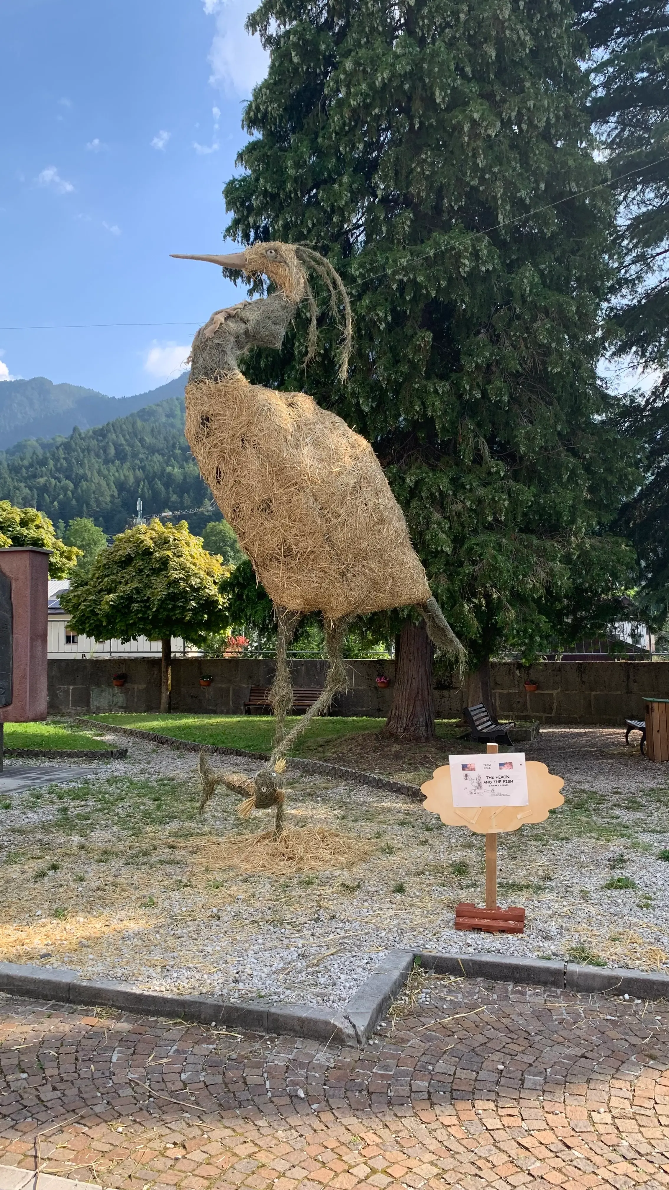 A Pontebba, in occasione di Fen Art 2024, sono arrivati artisti da Indonesia, Stati Uniti, Croazia, Slovenia, Ucraina, Lituania e Messico per la realizzazione di animali e creature fiabesche. Il comune si è riempito di visitatori sin dalla mattina di domenica 14 luglio, giunti per ammirare le sculture dei sei team costruite con impalcature di ferro, legno e rivestimento di paglia e fieno.