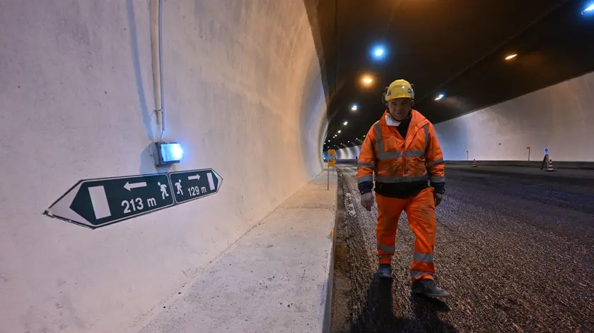 La galleria Manfreida sulla A26, dopo lavori di ripristino durati circa due anni, verra' riaperta al traffico in direzione Genova l'11 febbraio. Genova, 08 febbraio 2024. ANSA/LUCA ZENNARO (autostrade, A26, lavoratori, operai, lavori, galleria,autostrada)