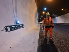 La galleria Manfreida sulla A26, dopo lavori di ripristino durati circa due anni, verra' riaperta al traffico in direzione Genova l'11 febbraio. Genova, 08 febbraio 2024. ANSA/LUCA ZENNARO (autostrade, A26, lavoratori, operai, lavori, galleria,autostrada)