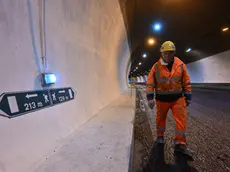 La galleria Manfreida sulla A26, dopo lavori di ripristino durati circa due anni, verra' riaperta al traffico in direzione Genova l'11 febbraio. Genova, 08 febbraio 2024. ANSA/LUCA ZENNARO (autostrade, A26, lavoratori, operai, lavori, galleria,autostrada)
