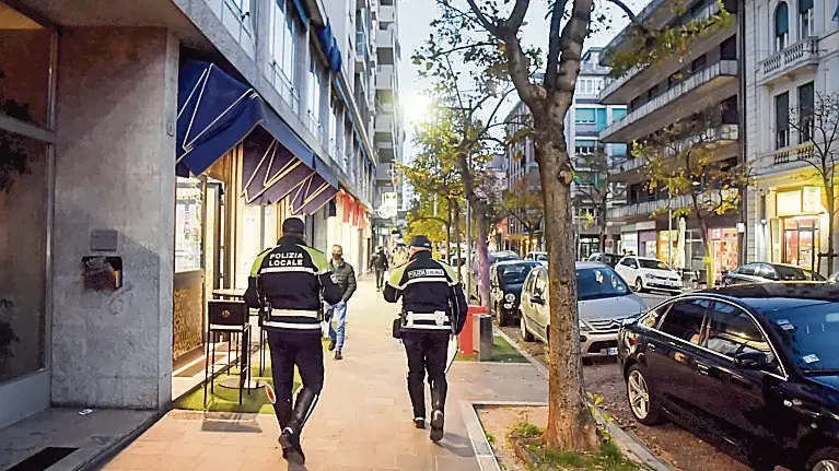 La polizia durante i controlli in Borgo stazione