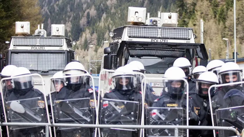 24.04.2016, Grenzübergang, Gries am Brenner, AUT, Demonstration gegen Grenzsicherungsmaßnahmen am Brenner, im Bild Österreichische Bundespolizisten in voller Ausrüstung mit Schutzschilder, auch zwei Wasserwerfer stehen bereit // Austrian federal police in full gear with shields, also two water cannons are ready during a demonstration against cross assurance measures at the border from Italy to Austria in Gries am Brenner, Austria on 2016/04/24. EXPA Pictures © 2016, PhotoCredit: EXPA/ Johann Groder