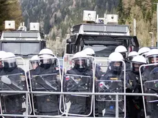 24.04.2016, Grenzübergang, Gries am Brenner, AUT, Demonstration gegen Grenzsicherungsmaßnahmen am Brenner, im Bild Österreichische Bundespolizisten in voller Ausrüstung mit Schutzschilder, auch zwei Wasserwerfer stehen bereit // Austrian federal police in full gear with shields, also two water cannons are ready during a demonstration against cross assurance measures at the border from Italy to Austria in Gries am Brenner, Austria on 2016/04/24. EXPA Pictures © 2016, PhotoCredit: EXPA/ Johann Groder