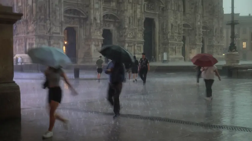 Il nubifragio in piazza del Duomo a Milano, 07 agosto 2024. ANSA/MATTEO CORNER