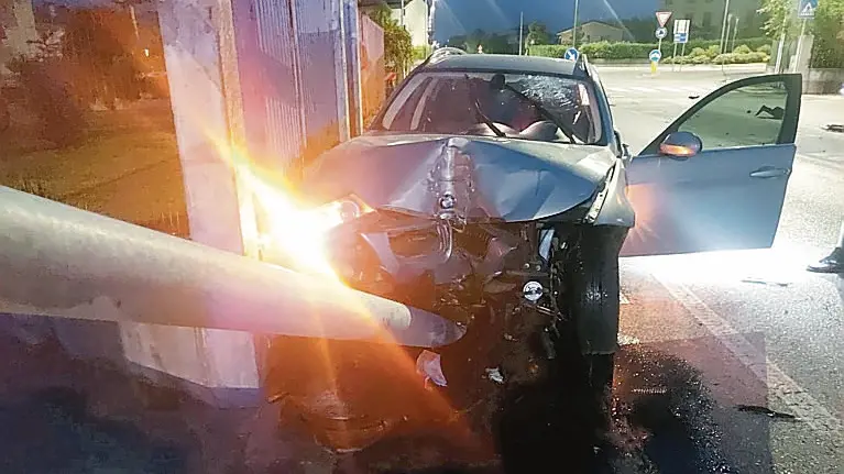 L’auto contro il palo l’altra notte a Roveredo in Piano