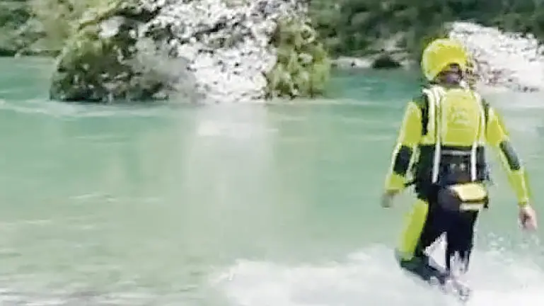 Un operatore impegnato nella ricerca lungo il fiume Natisone