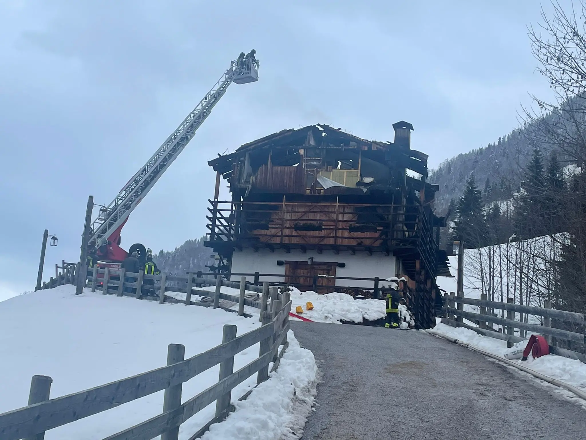 Un grosso incendio divampato poco prima delle 23 di lunedì 23 gennaio, a Sauris, ha completamente distrutto l'albergo Borgo Eibn Mountain Lodge in località Ander Eibn, a Sauris. La struttura alberghiera, di recente costruzione, è stata letteralmente ridotta a un cumulo di macerie fumanti. A dare l'allarme per primo è stato il sindaco, Ermes Petris.