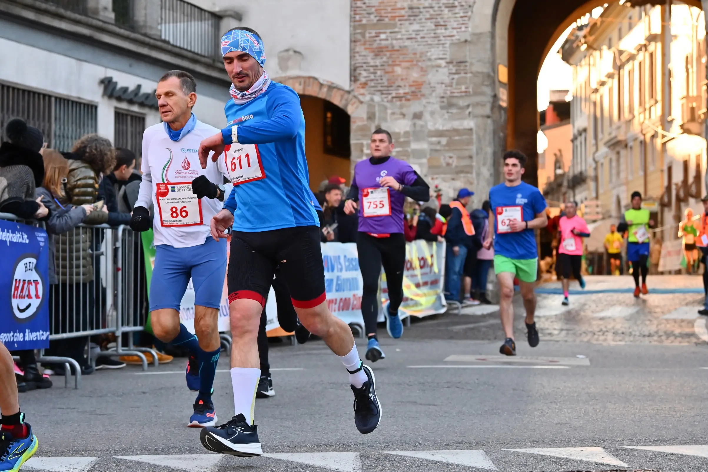 La 26esima edizione della Staffetta Telethon ha visto Udine animata da 870 squadre, per un totale di oltre 22mila partecipanti, tra cui 1.500 studenti. L'evento, che si è svolto dal 30 novembre al 1 dicembre, ha battuto un nuovo record di solidarietà, con la speranza di superare i 320mila euro di donazioni per la ricerca sulle malattie genetiche rare. Molti sportivi, tra cui il campione paralimpico Antonio Fantin, hanno preso parte all'iniziativa, insieme a tanti altri volontari e partecipanti, che hanno corso su un percorso di 1.920 metri nel cuore della città. Un grande successo, che ha coinvolto anche diverse associazioni e realtà locali. Foto Petrussi