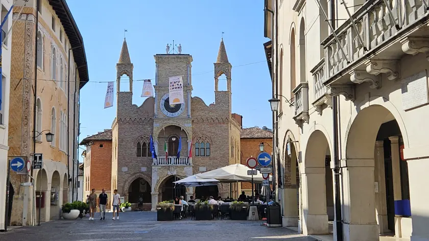 Strade semideserte e gente ai tavolini dei bar aperti a Ferragosto a Pordenone