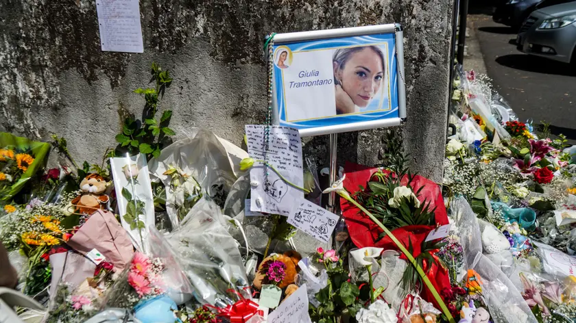 Omicidio Giulia Tramontano. Fiori, messaggi e pupazzi e molte persone sul luogo del ritrovamento del corpo della ragazza