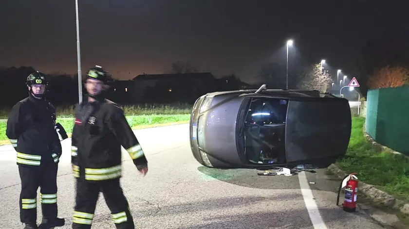 L'intervento dei vigili del fuoco sul luogo dell'incidente (foto Petrussi)