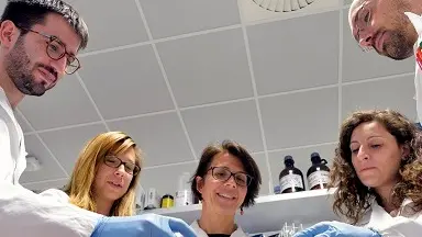 ANNA CERESETO BISTURI GENOMICO BIOMEDICINA; organizzatore UNIVERSITA' DI TRENTO, CIBIO; Progetto SLiCES / in foto ANNA CERESETO in laboratorio con i componenti del gruppo di ricerca ANTONIO CASINI capelli e barba, CLAUDIA MONTAGNA capelli lunghi mossi e castani, GIANLUCA PETRIS calvo e barba, GIULIA MAULE capelli biondi FOTO DI ALESSIO COSER