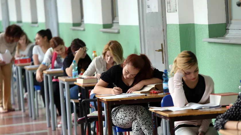Alcuni studenti dell'istituto magistrale Gaetana Agnesi di Milano impegnata nell'esame di maturità durante la prova d'italiano, 18 giugno 2014, Milano ANSA / MATTEO BAZZI