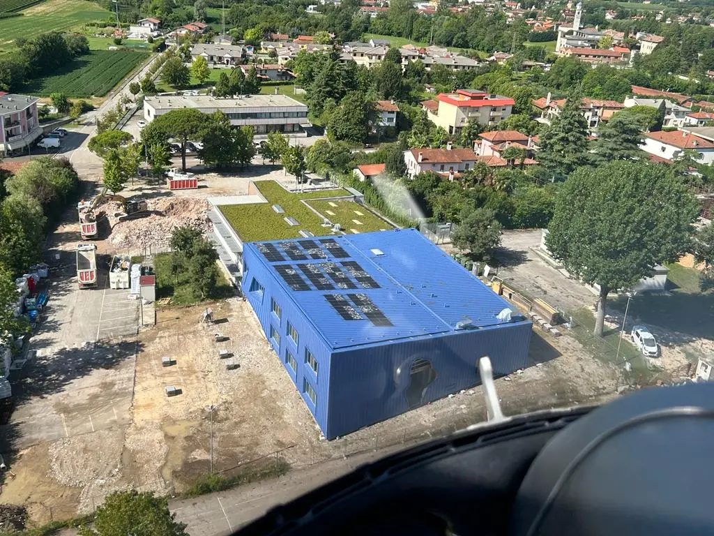 Tegole in frantumi, squarci nei tetti e danni ingenti a impianti solari e fotovoltaici. La grandinata record di lunedì 24 luglio ha lasciato i segni del suo passaggio in gran parte del Friuli con il Comune di Mortegliano tra i più colpiti.